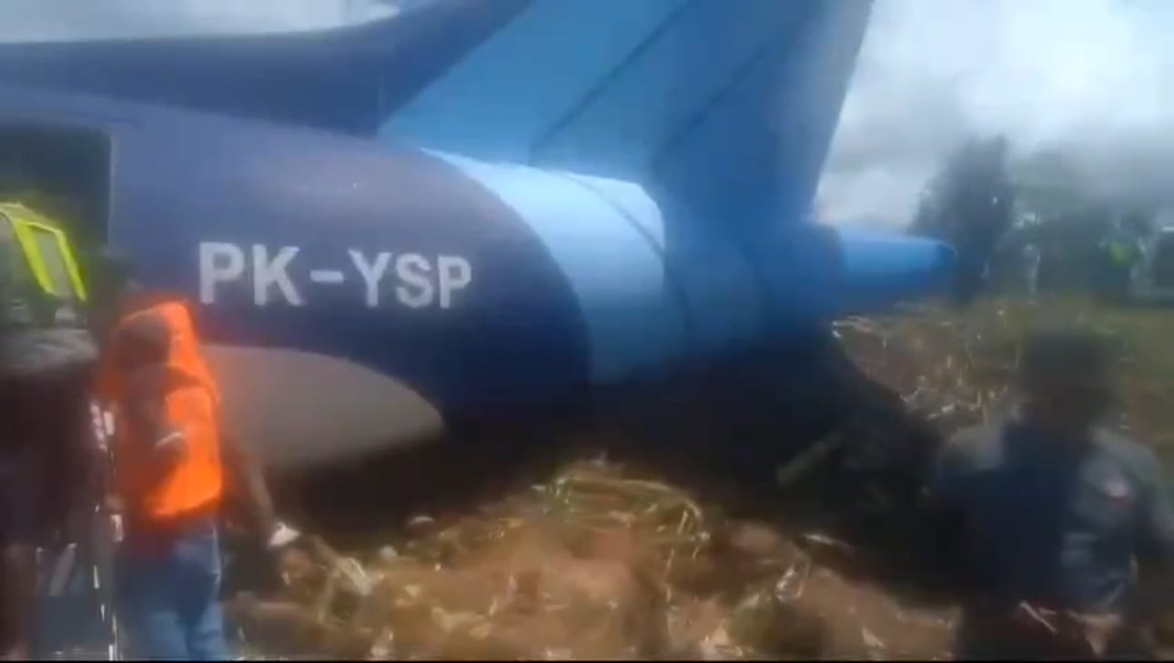 VIDEO: Several passengers hurt as plane slides off runway in Indonesia